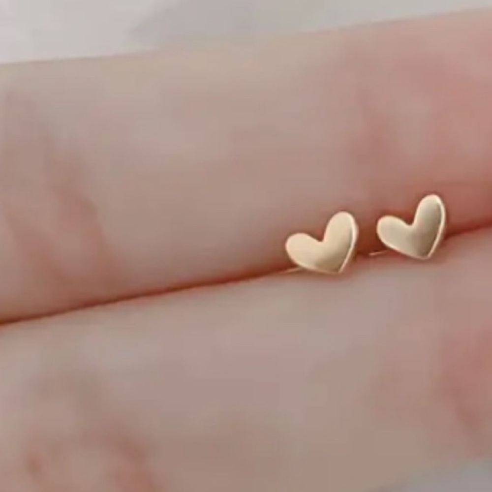 NEW Tiny Heart stud Earrings in Gold color - Minimalist - Boutique - Picture 3 of 6
